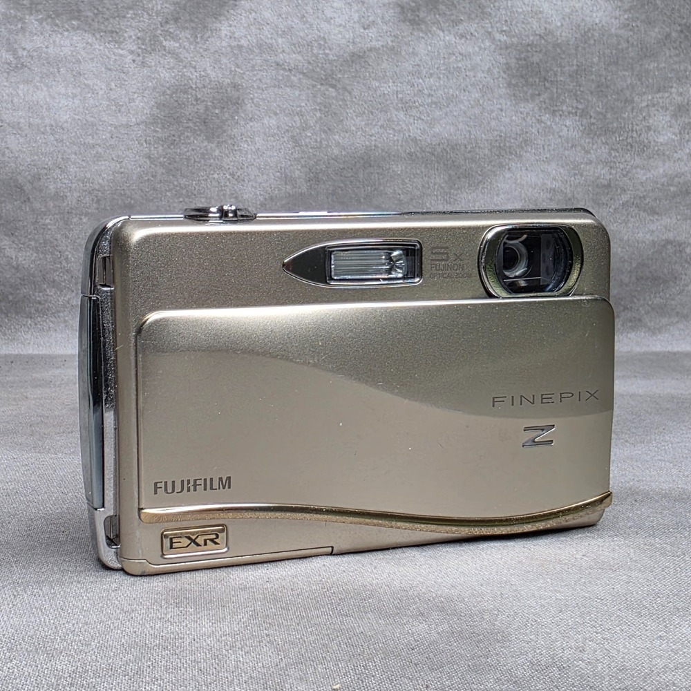 FUJIFILM FinePix Z800EXR 12.0 MP Touchscreen Compact Digital Camera Tested - Picture 2 of 15